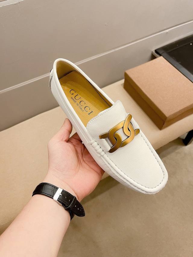 品牌gucci，古奇官方旗舰店豆豆鞋～四季潮鞋 专柜品质，古奇1:1优质做工，鞋面:进口白色荔枝纹牛皮、全真杏色羊里，时尚懒人商务风设计，休闲乐福款，跑步鞋青年